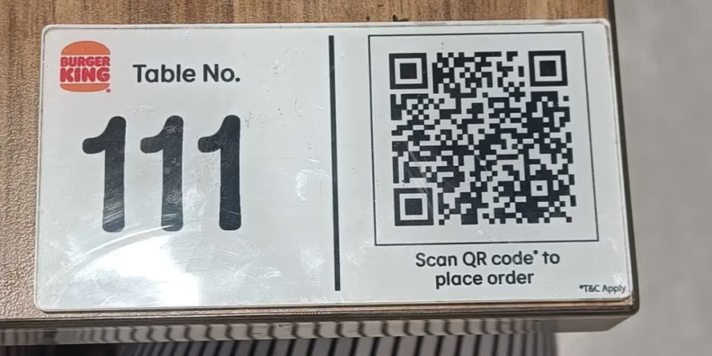 Burger table with a table number and a QR code to view the menu and place an order.