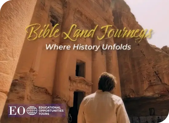 Un viajero disfrutando de un viaje de fe con Travel With Us, explorando destinos globales.