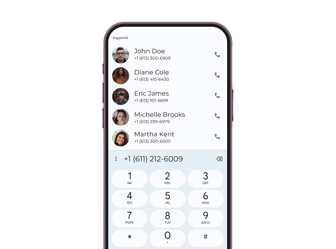 Pantalla del teléfono inteligente que muestra un número de contacto en la almohadilla de marcación escaneando el tipo de teléfono del código QR para un contacto rápido.