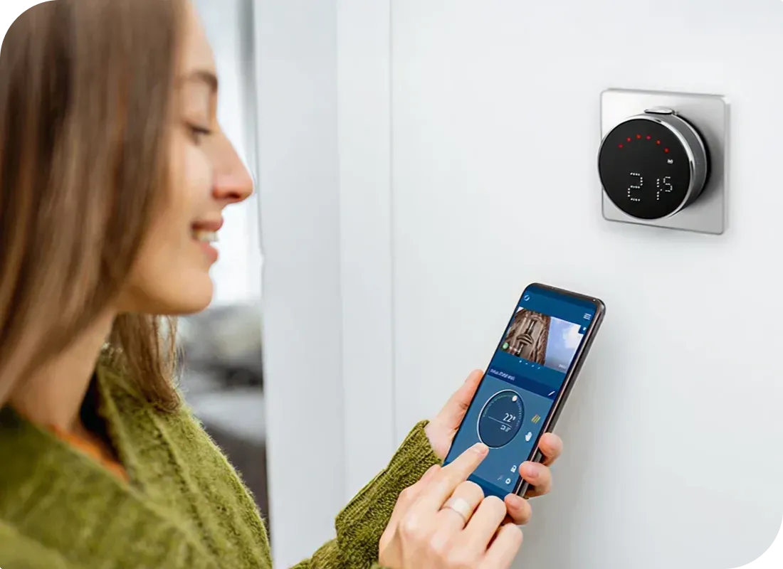 Benutzer greift per Telefon über den dynamischen QR-Code von Scanova auf die Produktdokumentation zum intelligenten Thermostat von SALUS Controls zu